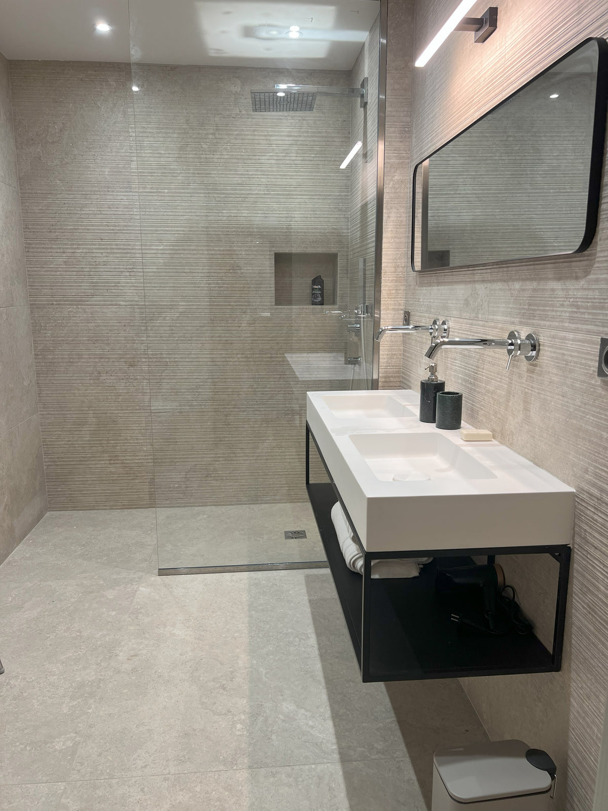 Salle de bains agréable de la suite Almendra